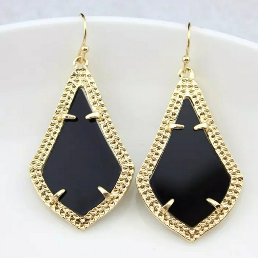 BLACK TEARDROP EARRINGS